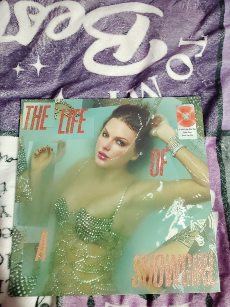TSCollector13's tweet photo. (New taylor swift collection highlights)

New:
1 TS vinyl, 1 TS pillow and 1 weird TS wired doll/figure looking thing https://t.co/pErdJNjLV8