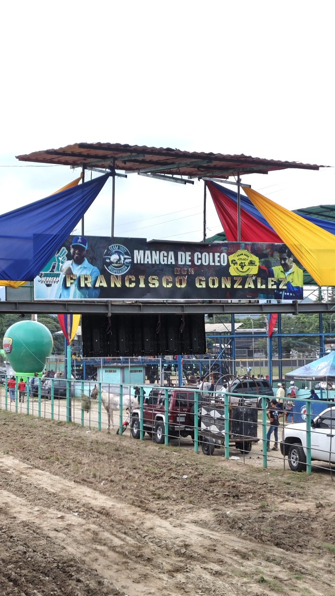 ciberjet24's tweet photo. En la feria del Liqui liqui, Celebrando los 336 Años de la Fundación de #Cua  #Miranda #Vallesdeltuy
#Toroscoleados
@feveco https://t.co/NKHPnQQ2w1