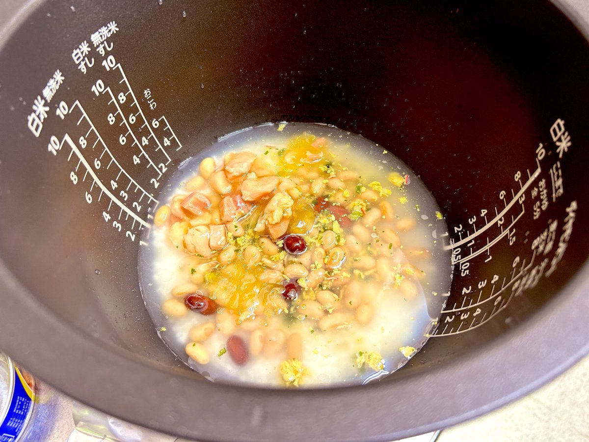 itoki1126's tweet photo. 介護予防教室用のレシピ試作。炊飯器に入れるだけ。包丁なし。味付けなし。
コツ…？卵スープを砕いて入れるくらい
簡単がいちばん。
栄養価は後付けだけど、鶏肉でタンパク質と豆でビタミン。 https://t.co/5ctjJmy663