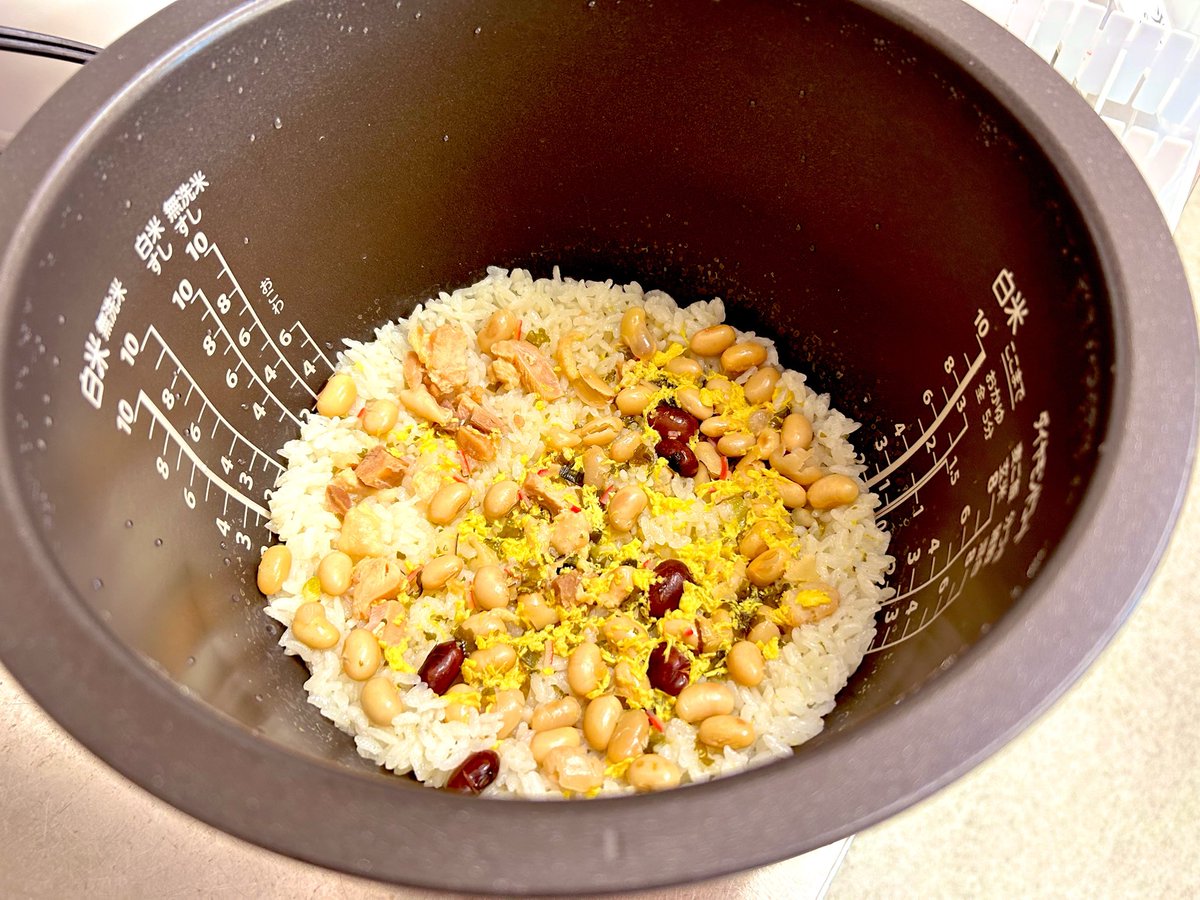 itoki1126's tweet photo. 介護予防教室用のレシピ試作。炊飯器に入れるだけ。包丁なし。味付けなし。
コツ…？卵スープを砕いて入れるくらい
簡単がいちばん。
栄養価は後付けだけど、鶏肉でタンパク質と豆でビタミン。 https://t.co/5ctjJmy663