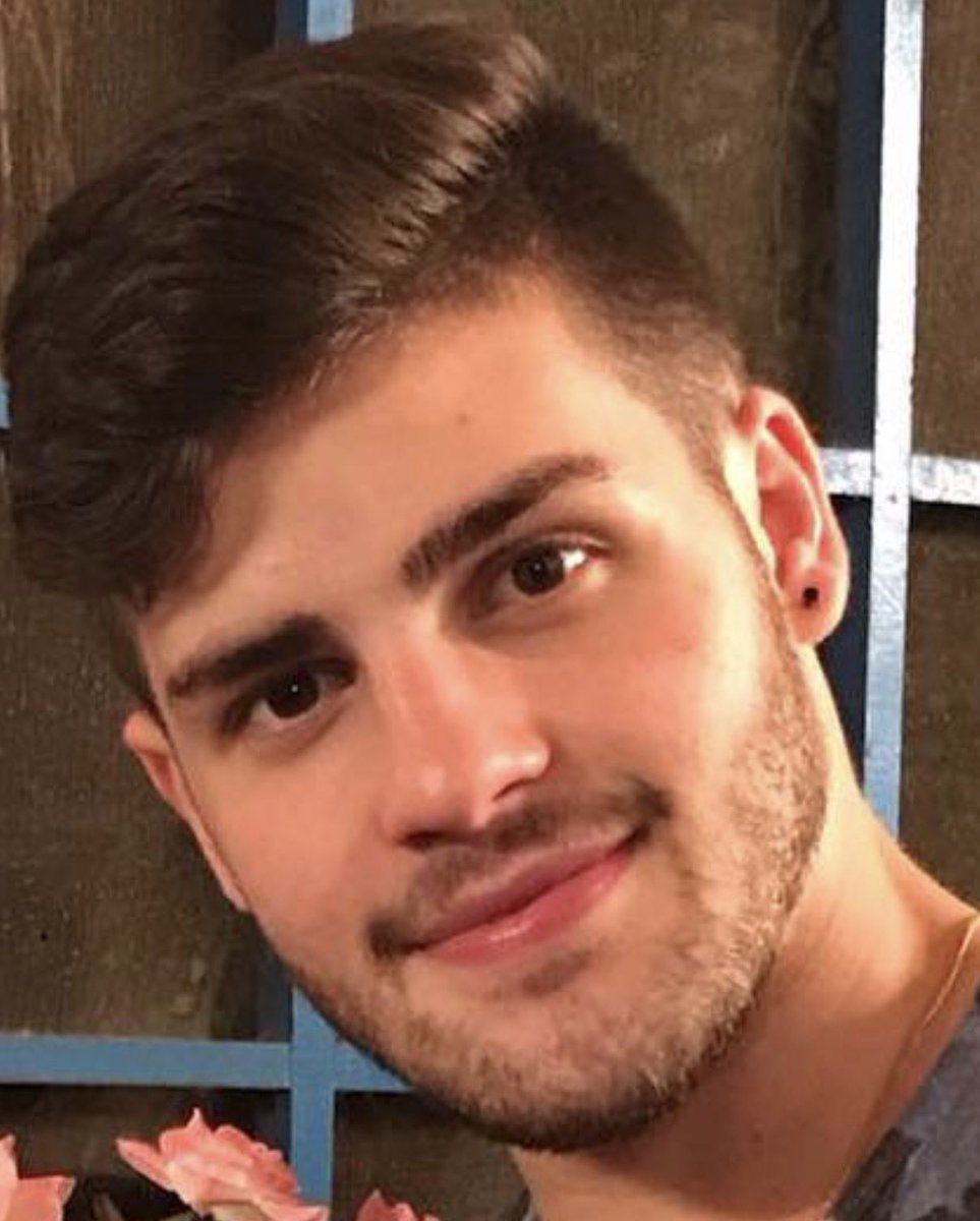 YOYOPRESS's tweet photo. 🛑 “LE DIJERON QUE IRÍA A VISITAR A SU PAPÁ, FALLECIDO CUANDO ÉL ERA NIÑO” | Alfonso Ochoa Alayeto tenía 19 años cuando la DGCIM se lo llevó para OBLIGAR A SU TÍO A CONFESAR

Con un fusil en la boca, también fue forzado a beber un líquido amarillo que lo hacía desvariar.

Lo agarraron a él para quebrar a otro.

El 6 de agosto de 2017, horas después del asalto al Fuerte Paramacay, funcionarios de la DGCIM llegaron a la Hacienda San Luis y se llevaron a Jorge Alayeto y a su sobrino Alfonso.

Alfonso nunca fue acusado de ningún delito. Cinco días después lo liberaron.

Pero durante esos cinco días, según su propio testimonio, lo mantuvieron de pie, esposado y sin dormir, y cuando se vencía por el sueño lo pateaban. Denunció golpes en la cabeza con los puños y con la empuñadura de una pistola.

Su madre, Anabel Alayeto, denuncia ahora que además LE METIERON UN FUSIL EN LA BOCA, lo obligaron a beber un líquido amarillo que lo hacía desvariar y le dijeron que iría a “visitar a su papá”, fallecido cuando él era niño.

¿Para qué?

Jorge declaró ante el tribunal que sus torturadores le mostraron cómo estaban torturando a Alfonso mientras lo presionaban para que confesara.

Usaron a un muchacho de 19 años como instrumento de tortura contra su propio tío.

Alfonso salió libre sin cargos y, según su madre, necesitó 11 meses de tratamiento psiquiátrico.

Jorge nunca salió.

NUEVE AÑOS DESPUÉS SIGUE PRESO y fue condenado a 30 años.

Alfonso hoy está dispuesto a contar lo que le hicieron.

PARAMACAY TODAVÍA TIENE MUCHO QUE CONTAR.