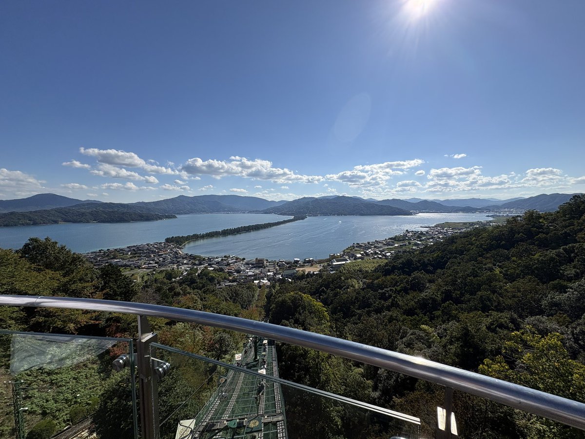 KT85205597's tweet photo. 真名井神社で「天の真名井の水」をいただきました。「おら、なんか元気になってきたぞ」
天橋立リフト府中駅からリフトで傘松公園へ。今度は駅とは反対側から天橋立を楽しみました。
帰りはケーブルカー。
#傘松公園 #傘松公園スカイデッキ https://t.co/z6aljwdnhN