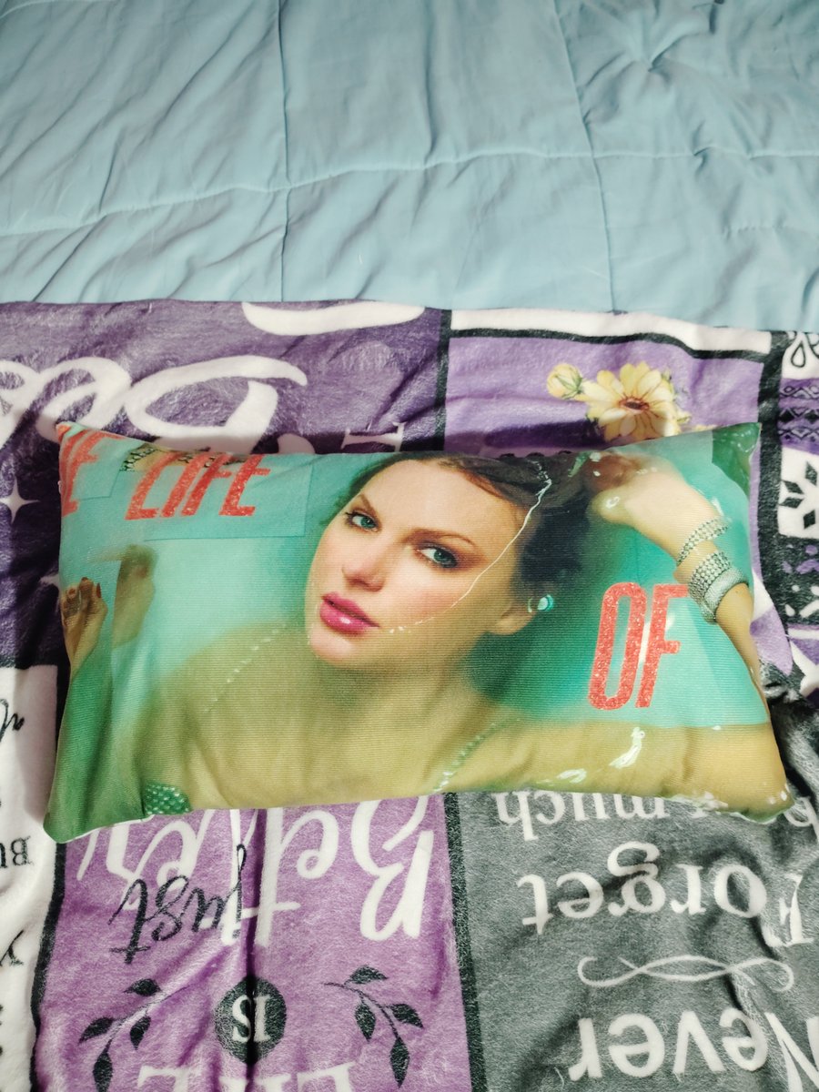TSCollector13's tweet photo. (New taylor swift collection highlights)

New:
1 TS vinyl, 1 TS pillow and 1 weird TS wired doll/figure looking thing https://t.co/pErdJNjLV8