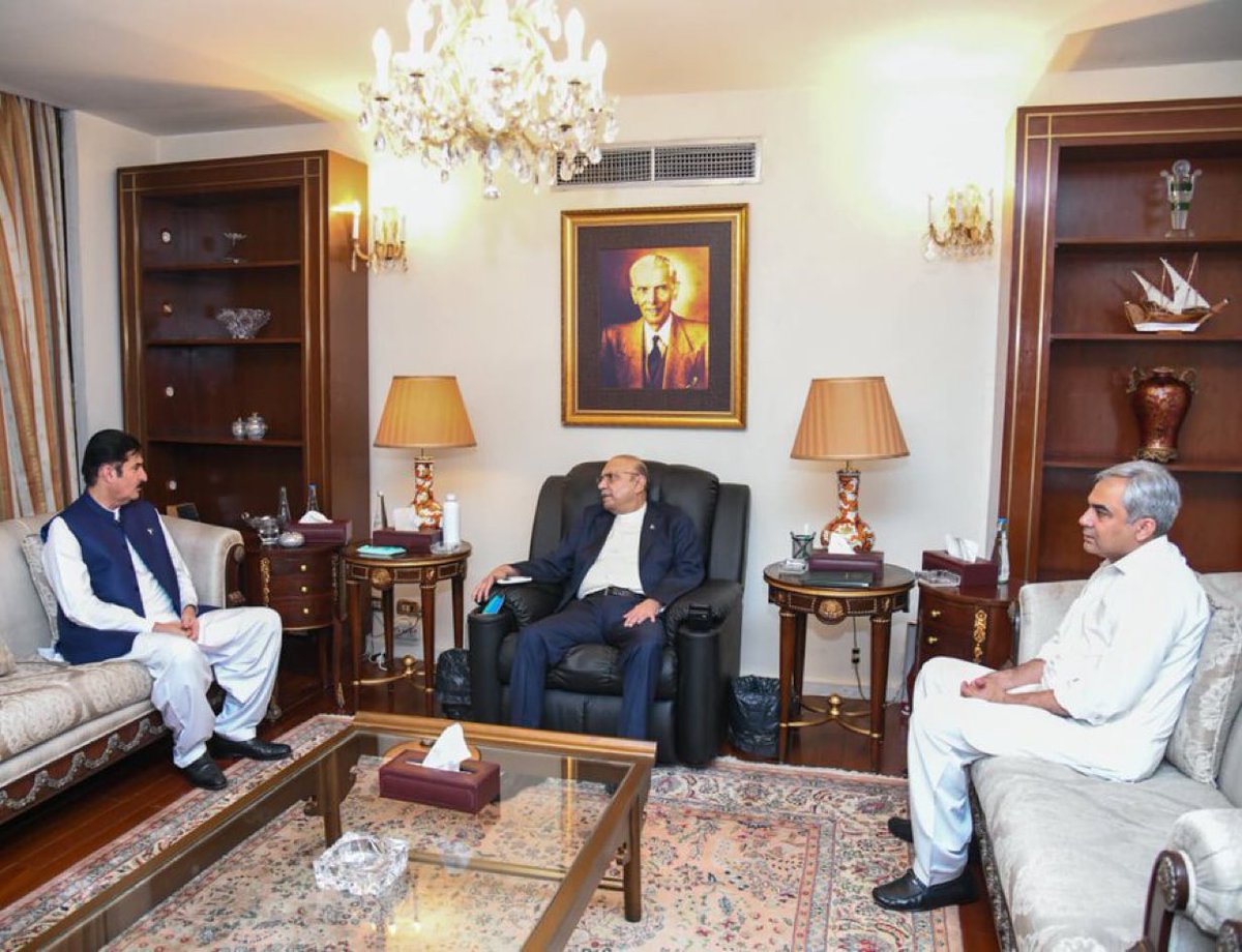 DigitalKorangi's tweet photo. President @AAliZardari in a meeting with Governor Khyber Pakhtunkhwa Faisal Karim Kundi and Federal Minister for Interior Senator Mohsin Naqvi at Aiwan-e-Sadr. https://t.co/dJ12kwrXK2