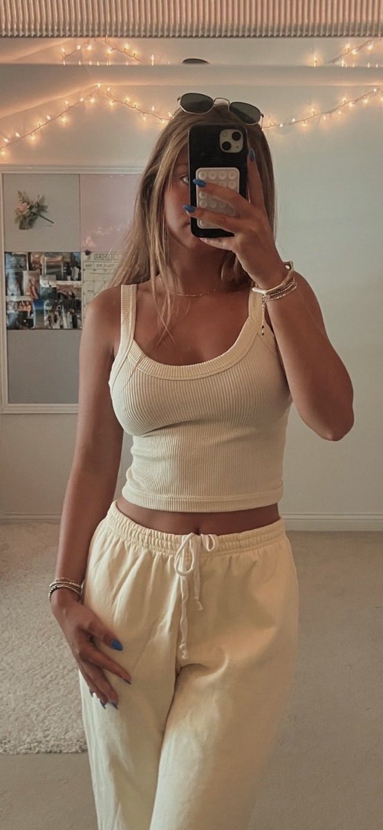 boplover124's tweet photo. Bops loves taking mirror photos https://t.co/CbeB2hGsSR