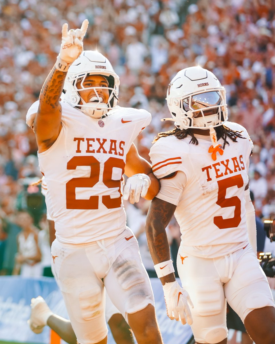 TexasLonghorns's tweet photo. are you not entertained????

#HookEm https://t.co/6PVf05FxFa
