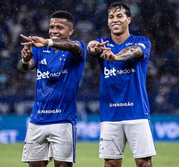 conexaocec's tweet photo. 🔵 INFORMAÇÃO

Keny Arroyo treinou normalmente, está à disposição e tem grandes chances de iniciar a partida contra o RB Bragantino.

Artur Jorge estuda a montagem de um forte quarteto ofensivo formado por Arroyo, Matheus Pereira, Felipe Morais e Kaio Jorge.

📰 @samuelvenancio https://t.co/G9RncwCSA5