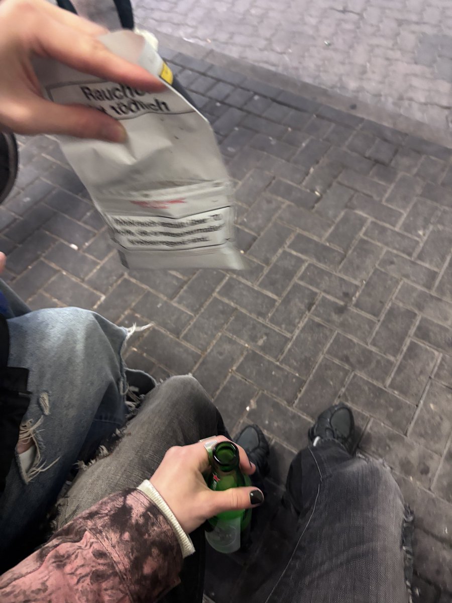 castawayflower's tweet photo. Ich sitze 💺 m Parkhaus und trink #bier https://t.co/fkCXfJkNGJ