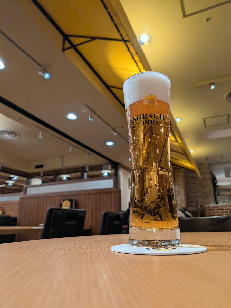 KIKU03418942's tweet photo. 銀座ライオン相鉄店へ
横浜で���血の帰りに水分補給 (にはなりません)
久しぶりです

SORACHIド～ン！
黒ラベル特大ジョッキドドーン！

とても心地良いです

#sorachi1984 #黒ラベル #銀座ライオン #推しはサッポロ https://t.co/wPjEcZfrgK