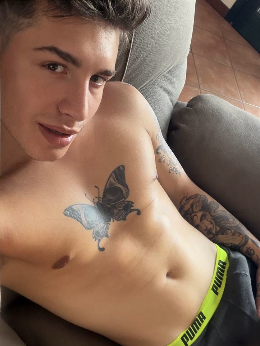 _alessiospera_'s tweet photo. I've got a nice toy for you, Are you good at playing? 👅🍆 https://t.co/JcNXjHniqX