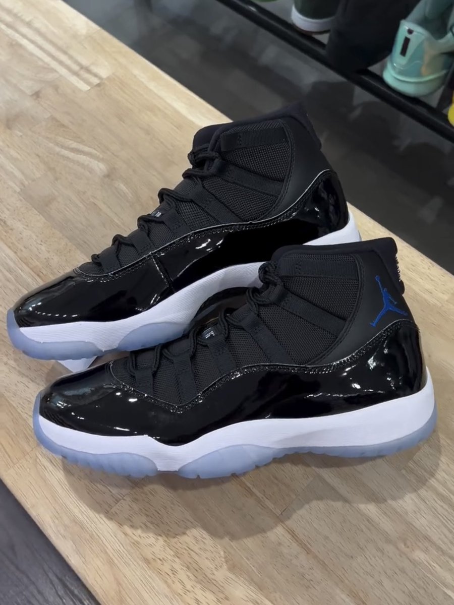 zSneakerHeadz's tweet photo. UNBOXING: Air Jordan 11 “Space Jam” (2026)
Releasing on December 12th. MJ face box packaging.🐰🏀🌌 https://t.co/sYS6AORsqf