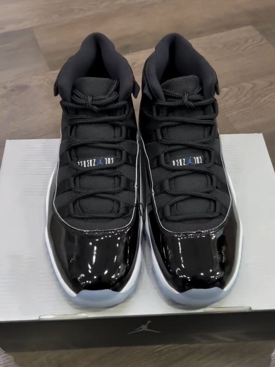 zSneakerHeadz's tweet photo. UNBOXING: Air Jordan 11 “Space Jam” (2026)
Releasing on December 12th. MJ face box packaging.🐰🏀🌌 https://t.co/sYS6AORsqf