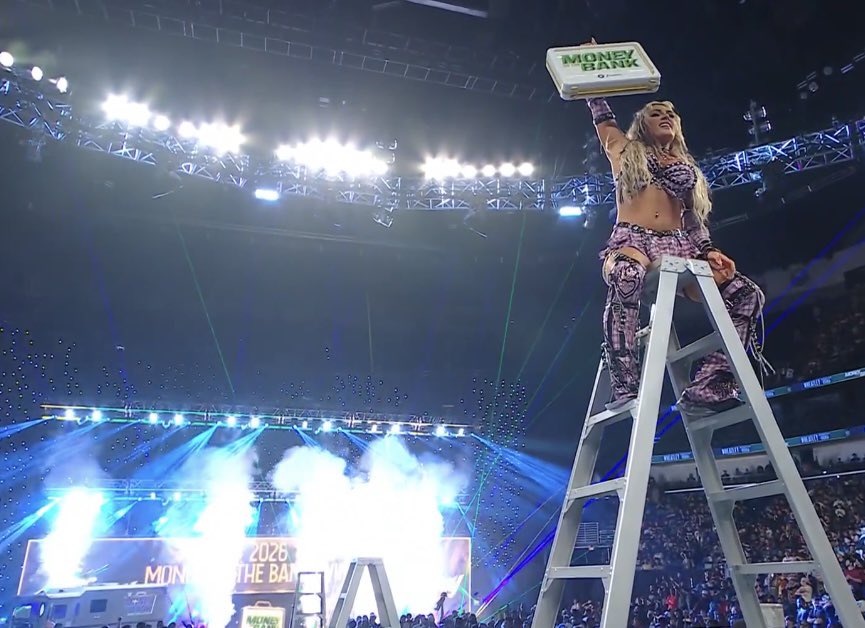 FadeAwayMedia's tweet photo. TIFFANY STRATTON IS OFFICIALLY

TIFFY 2 TIMES.

YOUR MONEY IN THE BANK WINNER 

#MITB https://t.co/1IuAMpL74Y
