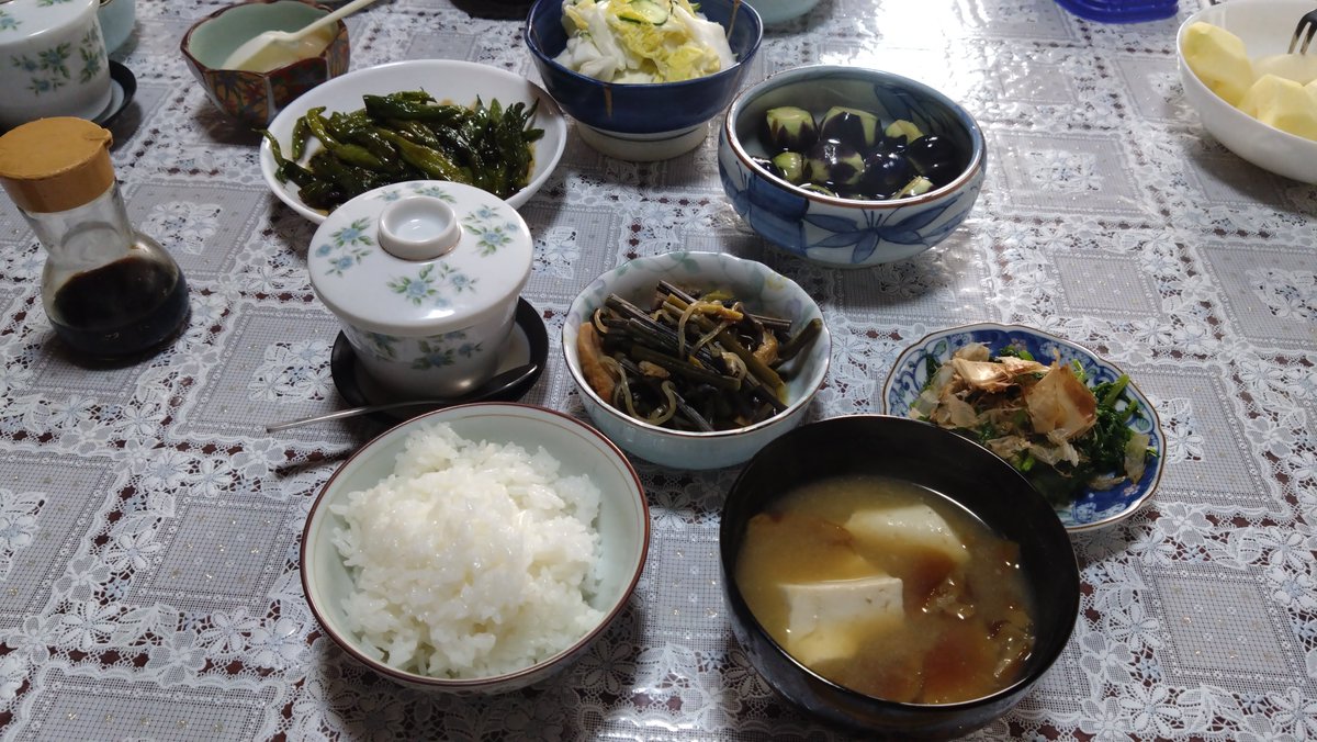 maitoh77fv's tweet photo. 今日の実家での朝食。
丸茄子の漬物。
春菊のお浸し。
なめこ汁。
親父が好物の茶碗蒸し。 https://t.co/h9YGwxqZyF