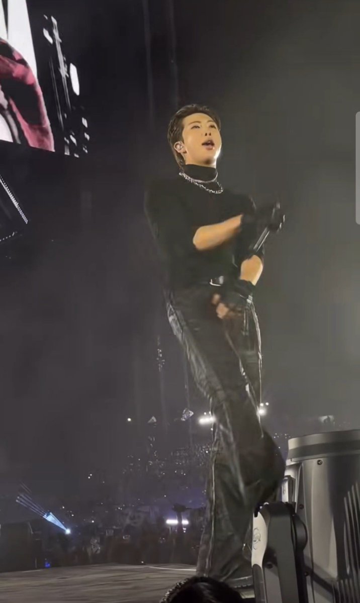 Mehrnaz_963's tweet photo. Oh my heart! This outfit.. This hair style...  🔥(:;ʘᴗʘ)🔥
Oh my God! I CAN'T! ㅠㅠㅠㅠ 
Kim Namjoon아~~~! I can't anymore..!! 🤒❤️‍🔥🧎🏻‍♀️

DADDY NAMJOON IN ALL BLACK FINALLY KILLING ME 🔥🔥🔥
#Namjoon  #RM  #방탄소년단RM  @BTS_twt https://t.co/ZMCPl6EEGB