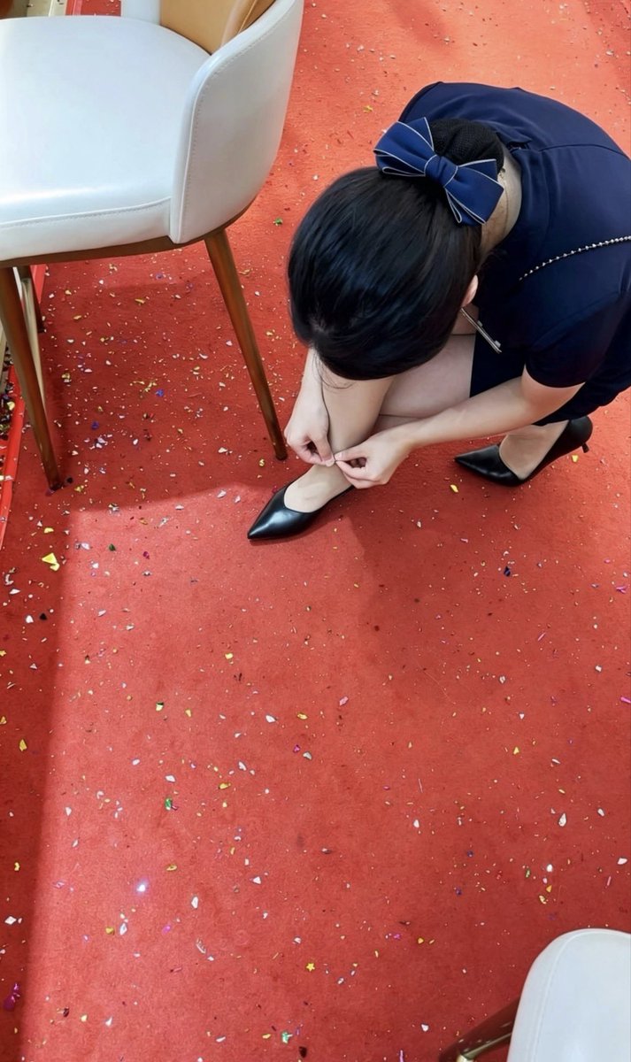Muairushan's tweet photo. 发给公公的第二张照片。
是在上班时被同事拍的，自己觉得不错，不知道公公会怎么回我。
等待的过程总是漫长…… https://t.co/DDhkrLYzbb