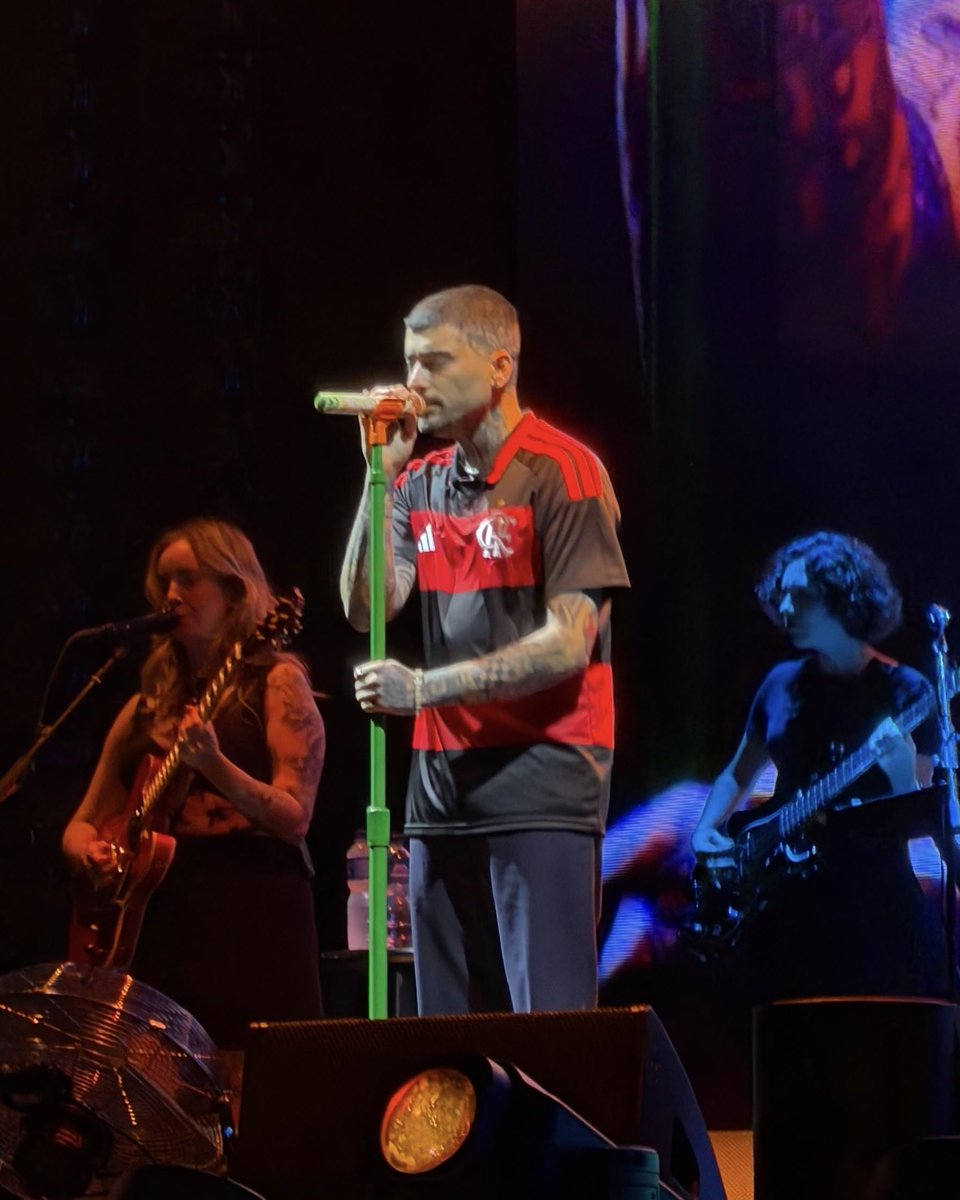 choosezaynbr's tweet photo. ZAYN COM A BLUSA DO FLAMENGO! ❤️🇧🇷 https://t.co/AYVMLJ8sqI