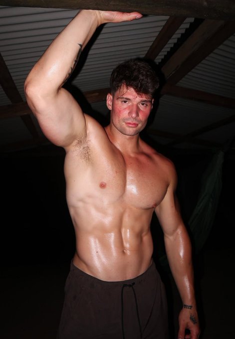 gladyzbabe's tweet photo. Zero excuses, just results. Would you train with him or just admire from the side.... https://t.co/pCieMDHwNU