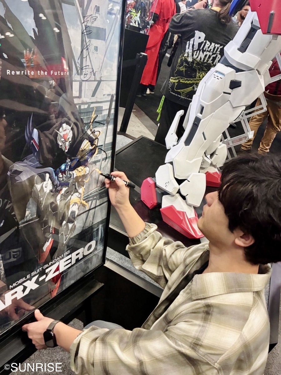 gundam_info's tweet photo. ■■■NYCC2026■■■

現在開催中のニューヨーク・コミコンにて、ガンダムシリーズブースが出展中‼️

2027年4月からTV放送予定の最新作『機動戦士ガンダムRG XARX-ZERO』から、主人公アズミ・レイ役の大塚剛央さんにもお越しいただきました✒️

#XARXZERO #アレックスゼロ
(pronunciation: “Alex Zero”)

https://t.co/fxtU6LlWfS