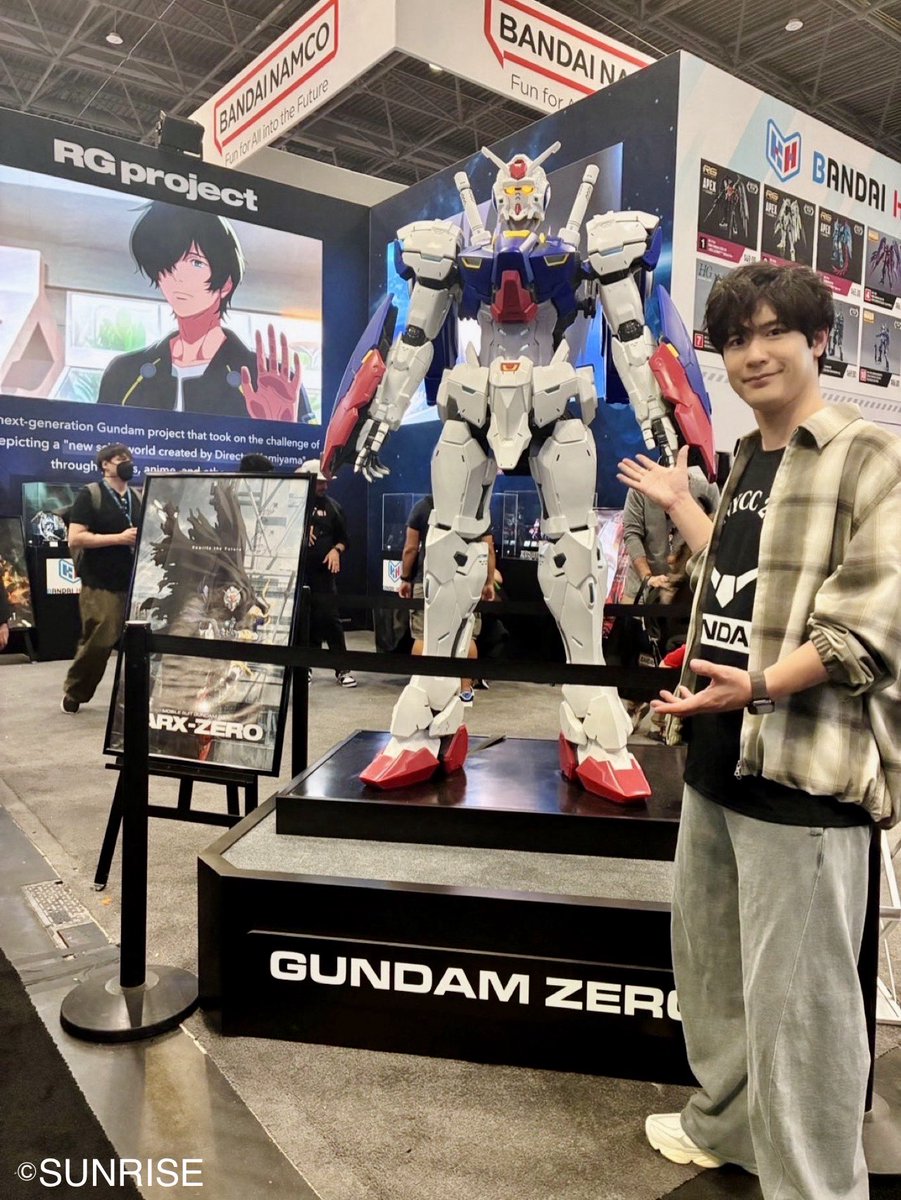 gundam_info's tweet photo. ■■■NYCC2026■■■

現在開催中のニューヨーク・コミコンにて、ガンダムシリーズブースが出展中‼️

2027年4月からTV放送予定の最新作『機動戦士ガンダムRG XARX-ZERO』から、主人公アズミ・レイ役の大塚剛央さんにもお越しいただきました✒️

#XARXZERO #アレックスゼロ
(pronunciation: “Alex Zero”)

https://t.co/fxtU6LlWfS