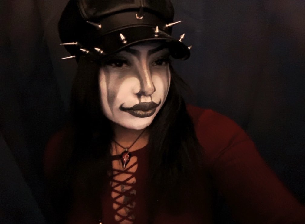 b4tt1b4t's tweet photo. 🦇 

#goth #makeup  #alternative #metalhead #horrorlover #halloween #mutuals  #moothunt #moots #mdni #morute #moothunt〃・ #b4tt1b4t https://t.co/jfexHp4Cgj
