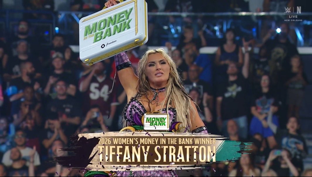 FemmesWrestle's tweet photo. This being their way of trying to get her back into the title picture because she’s painfully uninteresting right now is so annoying…ROXANNE WAS RIGHT THERE WITH A JUICY STORYLINE WITH LIV 

I’m so irritated yo lmao #MITB https://t.co/XIh7OUJOhl