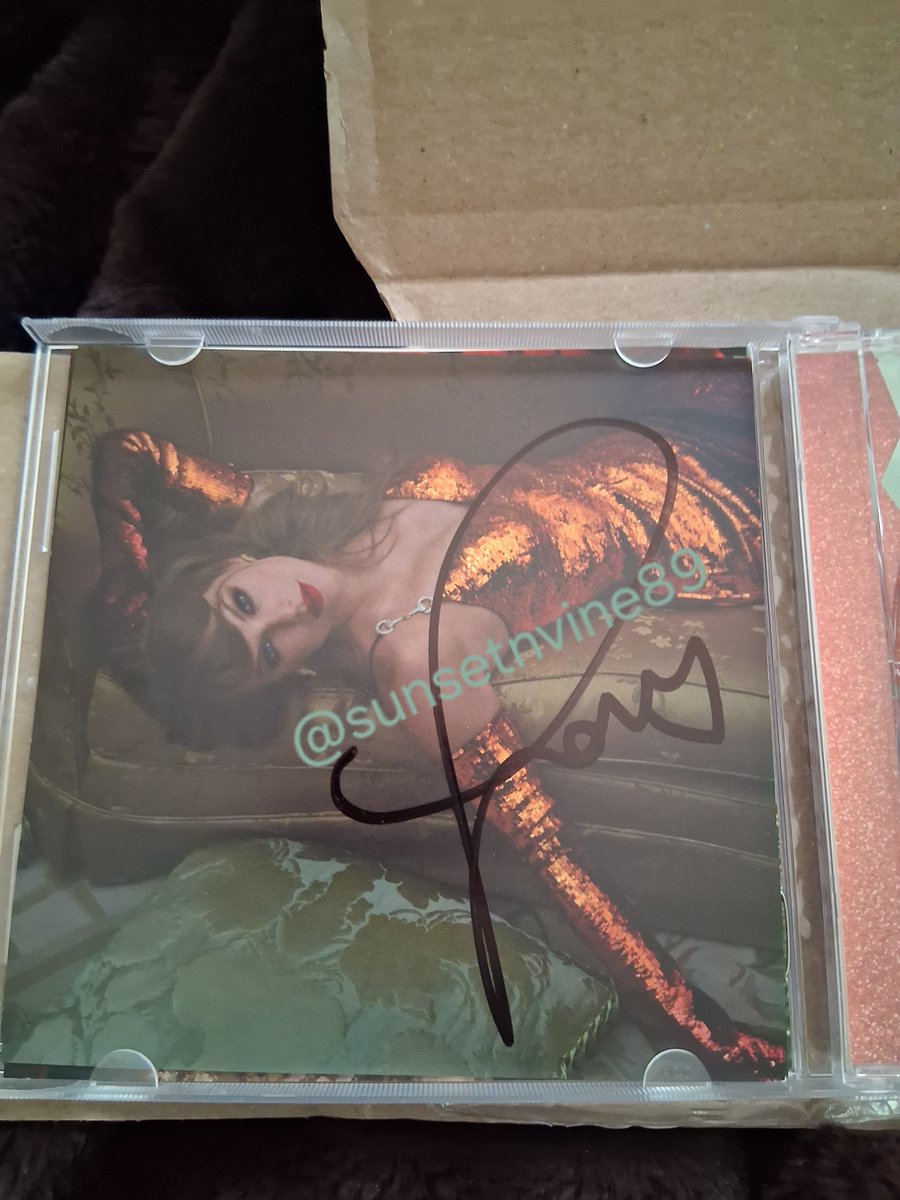 sunsetnvine89's tweet photo. She's finally here and she's beautiful 😍 
War is overrrr 🤭@taylornation13 @taylorswift13 https://t.co/PTVAmYwcQm