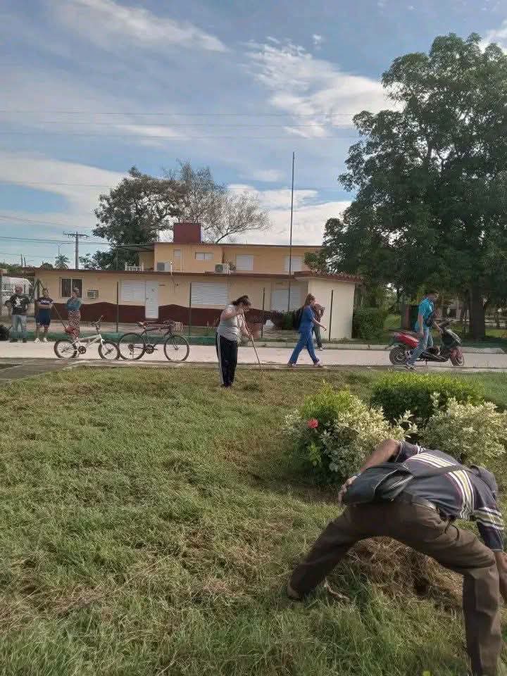 CubaMES's tweet photo. 🇨🇺 💙 El amor es capaz de engendrar maravillas. Y prueba de ello son los trabajadores de la @Universidad_UDG , quienes no se detienen.

🤝 ✨ Con ellos, el compromiso es firme y total.

ℹ️📷 #UDGranma 
#50AñosFormandoFuturo #Cuba #UniversidadCubana https://t.co/84dwFDSixi