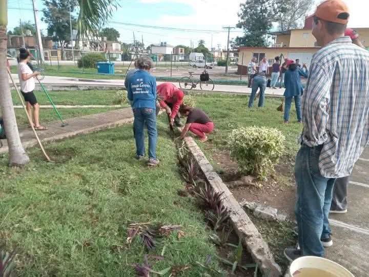 CubaMES's tweet photo. 🇨🇺 💙 El amor es capaz de engendrar maravillas. Y prueba de ello son los trabajadores de la @Universidad_UDG , quienes no se detienen.

🤝 ✨ Con ellos, el compromiso es firme y total.

ℹ️📷 #UDGranma 
#50AñosFormandoFuturo #Cuba #UniversidadCubana https://t.co/84dwFDSixi