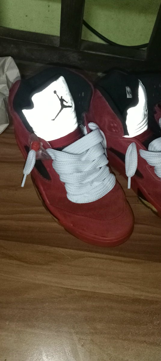 JohnLewisctu's tweet photo. I got these 2017 jordan 5s, what is the best way to keep it from crumbling?
#Sneakers #Cuối https://t.co/fAl5XiLhOb