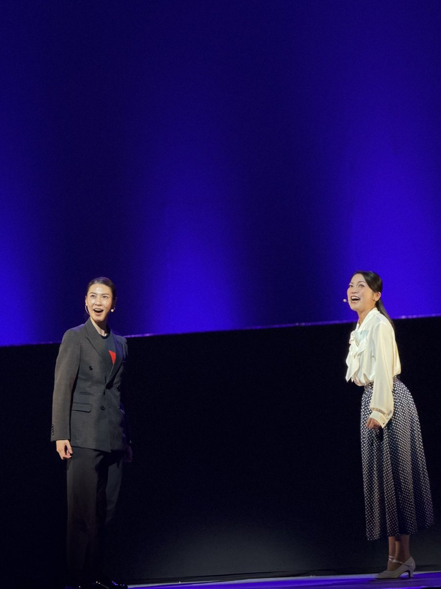 per_lar85's tweet photo. Live Airline お稽古中のお写真⭐️

若き日の洋介さんとケイティ。
私、女の子にリフトされるの初めてでした。なんと日に日に回転が早くなり、千秋楽はとんでもなくリフトが高くて、イヤッハーッって声が出そうになりました！とにかく瀬戸かずやさんがすごいって話です。 https://t.co/G8X8RrTV4R