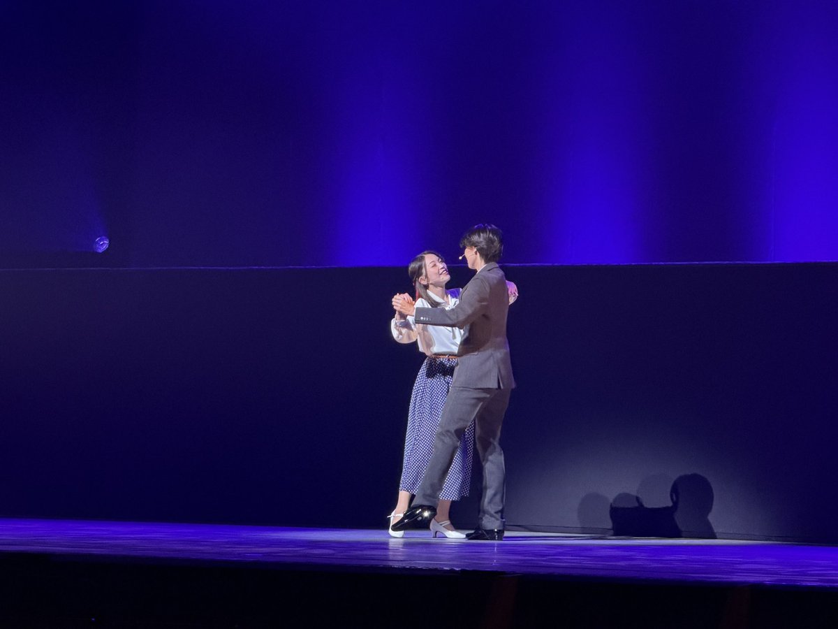 per_lar85's tweet photo. Live Airline お稽古中のお写真⭐️

若き日の洋介さんとケイティ。
私、女の子にリフトされるの初めてでした。なんと日に日に回転が早くなり、千秋楽はとんでもなくリフトが高くて、イヤッハーッって声が出そうになりました！とにかく瀬戸かずやさんがすごいって話です。 https://t.co/G8X8RrTV4R