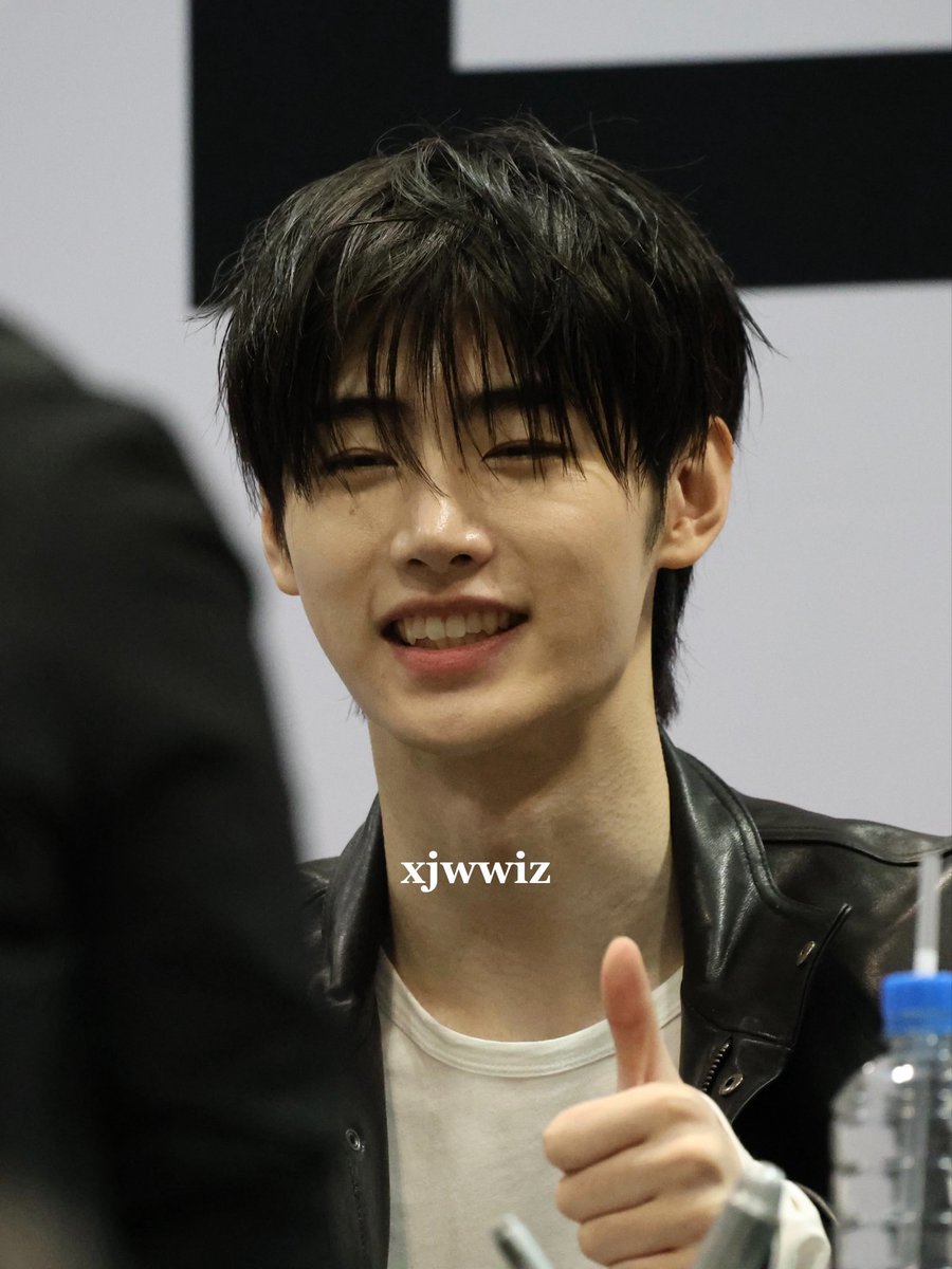 hoonpeachsoju's tweet photo. lets glue the bangs to his face forever like he’s perfectttqghwksks https://t.co/gHp081Yzyb