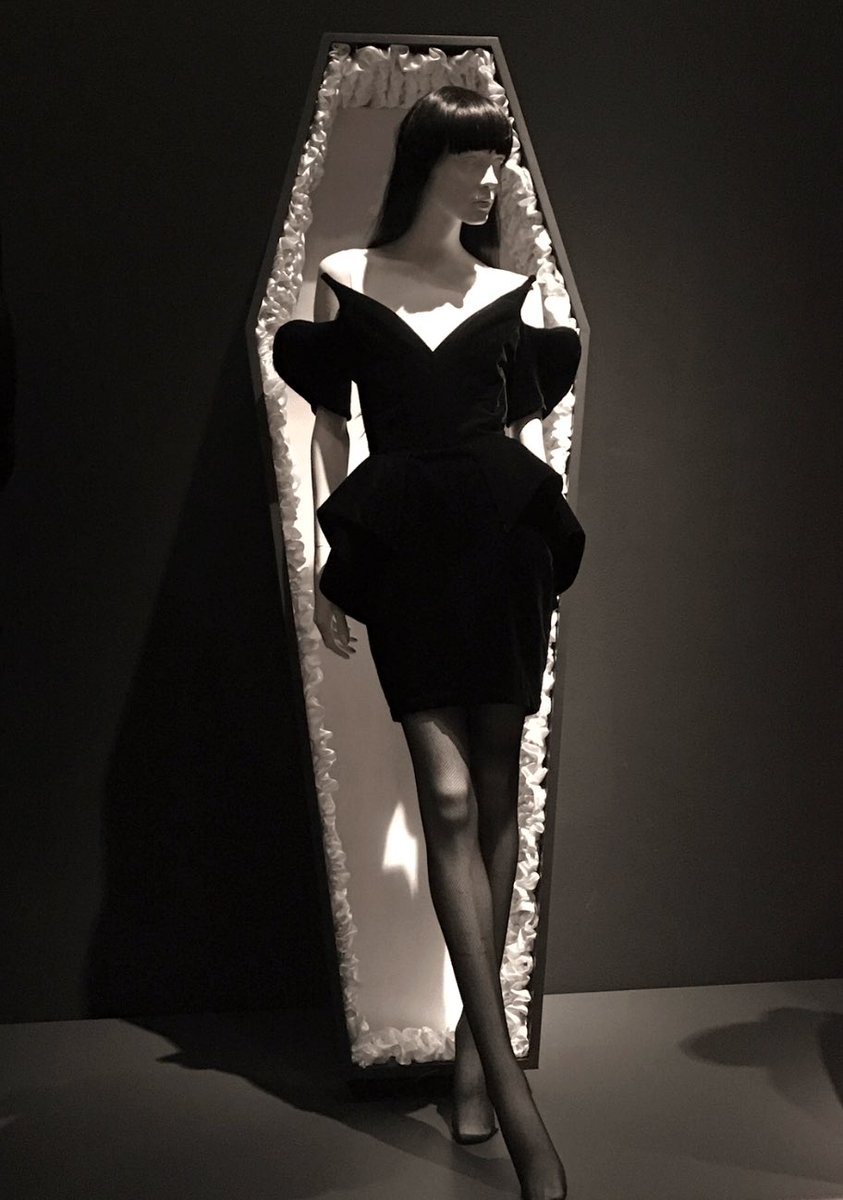 foodforfashion1's tweet photo. Olandria wearing vintage Haute Couture 1981 Thierry Mugler ‘Vampire Dress’ https://t.co/pm8xjz7R2x