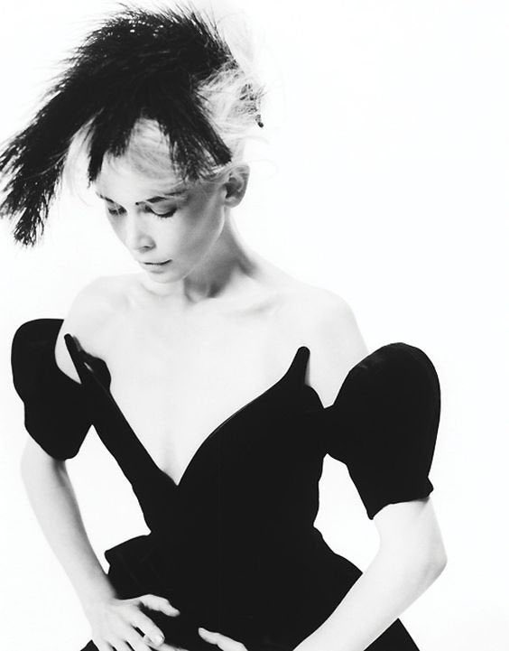 foodforfashion1's tweet photo. Olandria wearing vintage Haute Couture 1981 Thierry Mugler ‘Vampire Dress’ https://t.co/pm8xjz7R2x