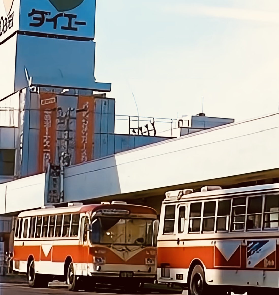 shogo_tv_'s tweet photo. 1990年代の琴似

古本屋と中古レコードやCDショップが10軒以上あった。

パチンコ屋が5軒くらいあった。

西区の人が買い物で集まる場所だった。

地下鉄とJRの微妙な距離感が良かった。 https://t.co/PTS32gR451