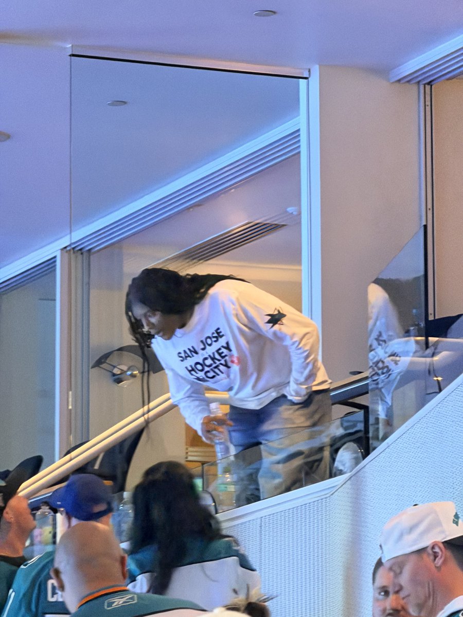 RegendaAgenda's tweet photo. A line formed every intermission to see our PWHL gals 💙🧡 https://t.co/RMtXkIBDnm