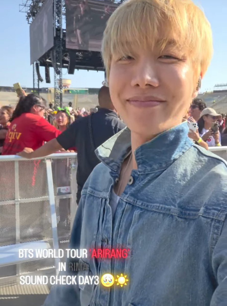 pjimndolly's tweet photo. de un lado tenemos a hobi subiendo la última historia de soudcheck en Perú, y del otro el meme de jimin en la bandera 🇵🇪jajaja (nunca soltaran ese video) https://t.co/ZW6eDofrdv