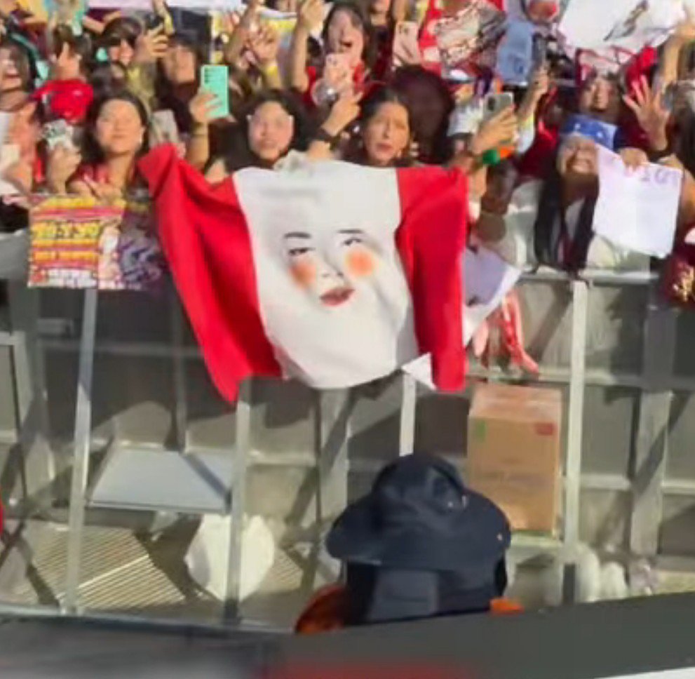 pjimndolly's tweet photo. de un lado tenemos a hobi subiendo la última historia de soudcheck en Perú, y del otro el meme de jimin en la bandera 🇵🇪jajaja (nunca soltaran ese video) https://t.co/ZW6eDofrdv