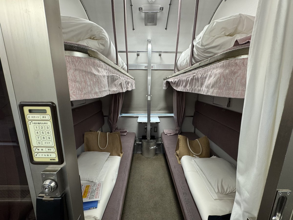 sotetsu7755F's tweet photo. 昨晩は茂辺地の北斗星スクエアに宿泊！
11年ぶりに北斗星の車内で寝泊まりできてわくわくでした！
他に宿泊客がおらず、知り合いと2人で貸切状態で楽しめた笑 https://t.co/2Mf7zvoe7l
