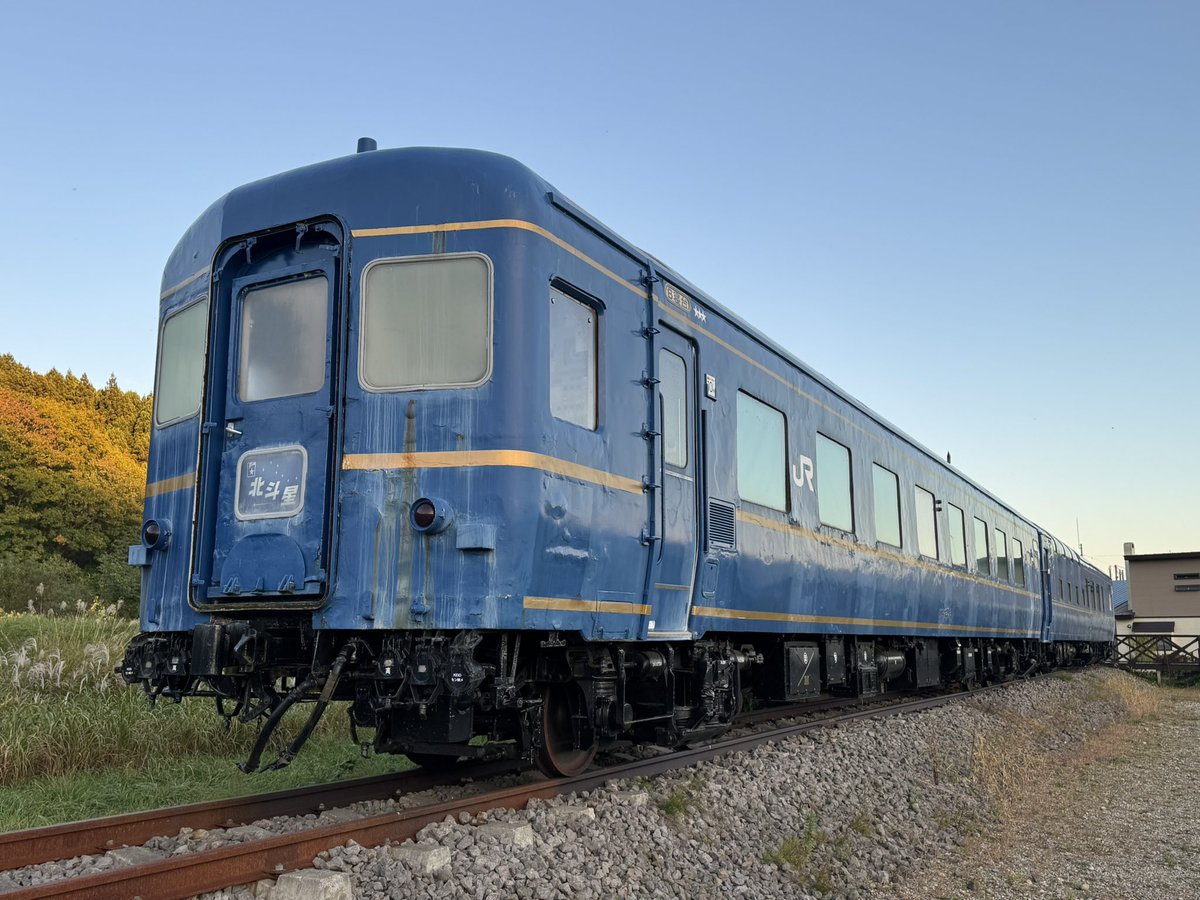 sotetsu7755F's tweet photo. 昨晩は茂辺地の北斗星スクエアに宿泊！
11年ぶりに北斗星の車内で寝泊まりできてわくわくでした！
他に宿泊客がおらず、知り合いと2人で貸切状態で楽しめた笑 https://t.co/2Mf7zvoe7l