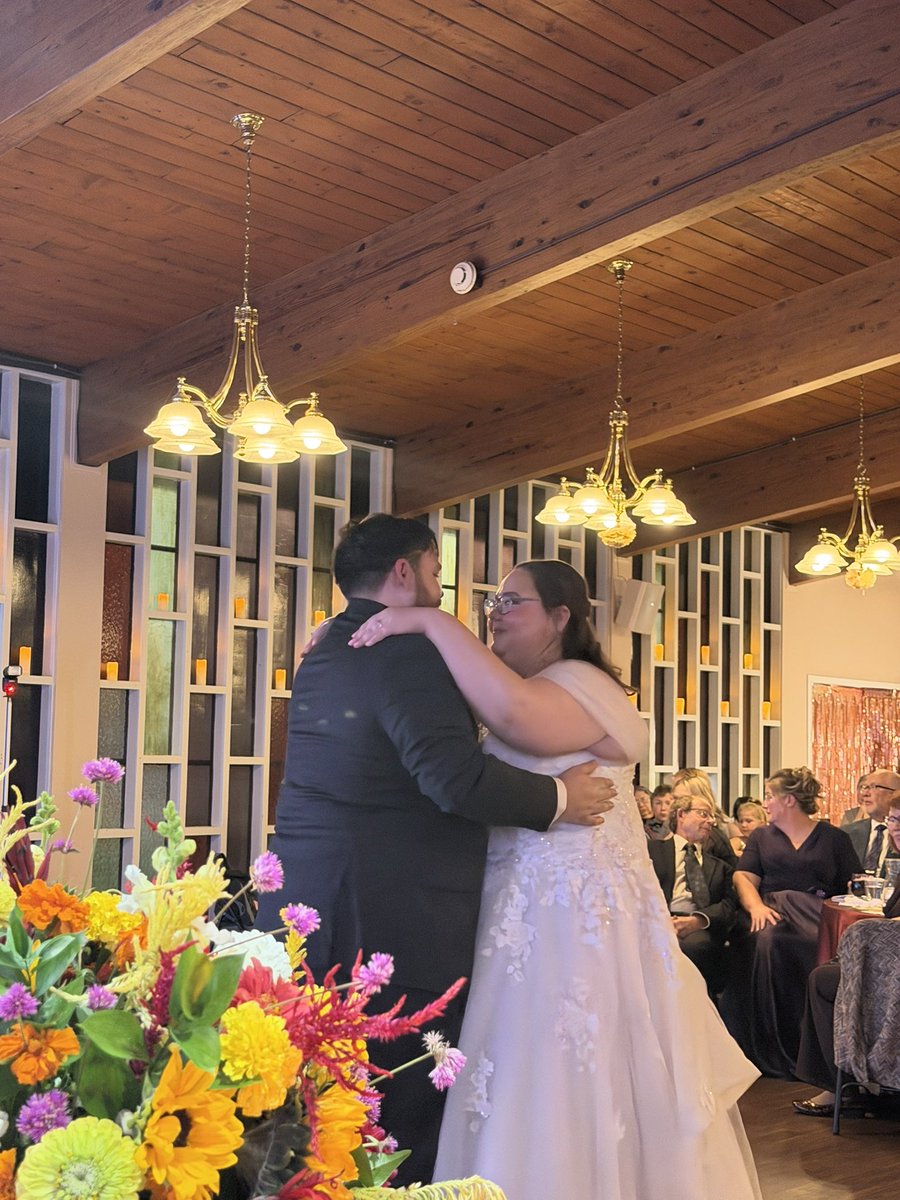 womantwink's tweet photo. MY BEST FRIEND IS MARRIED YOU GUYS 😭 https://t.co/UNMFjlAmoT