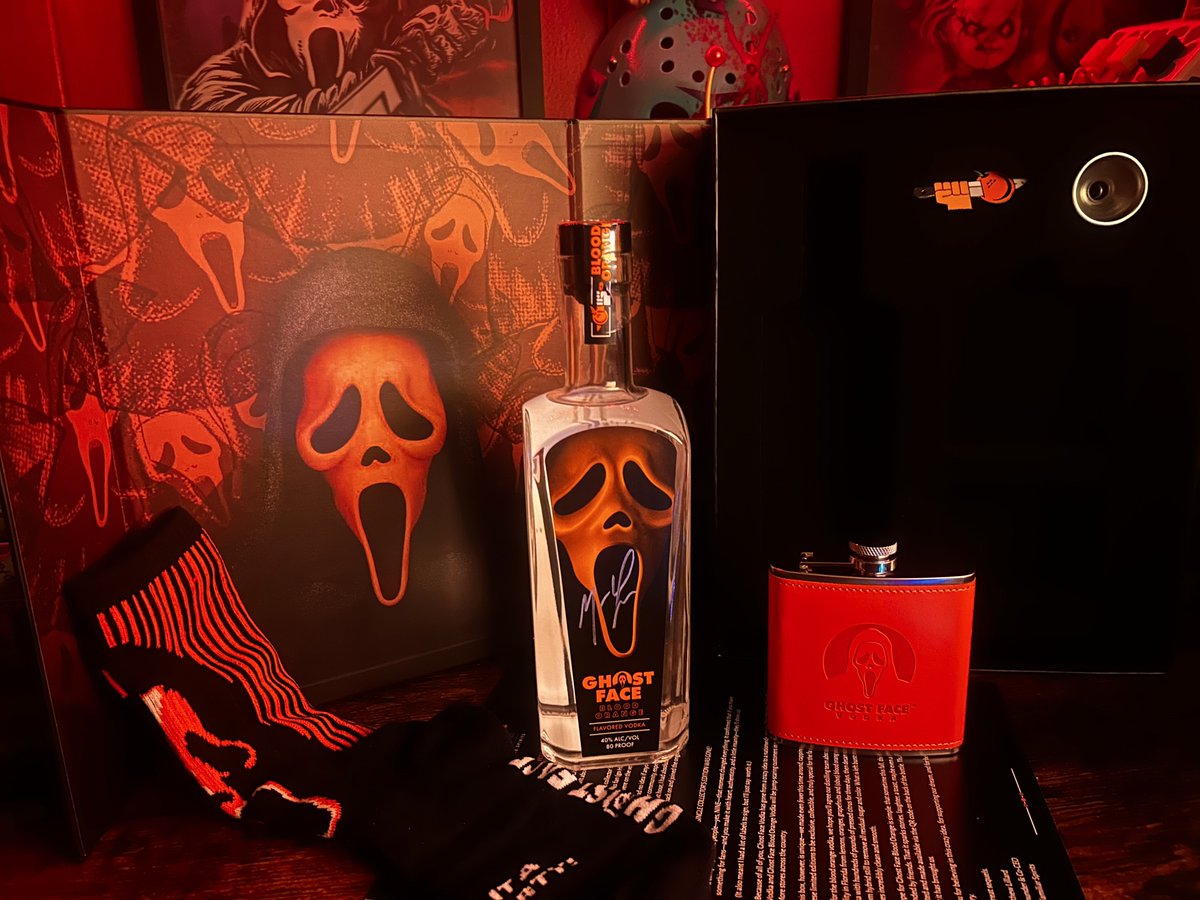 SlasherRadio's tweet photo. It's arrived! 🔪

Ghostface BLOOD ORANGE vodka Collectors Set, it's GORGEOUS 😍 https://t.co/0w3v1a7HAp
