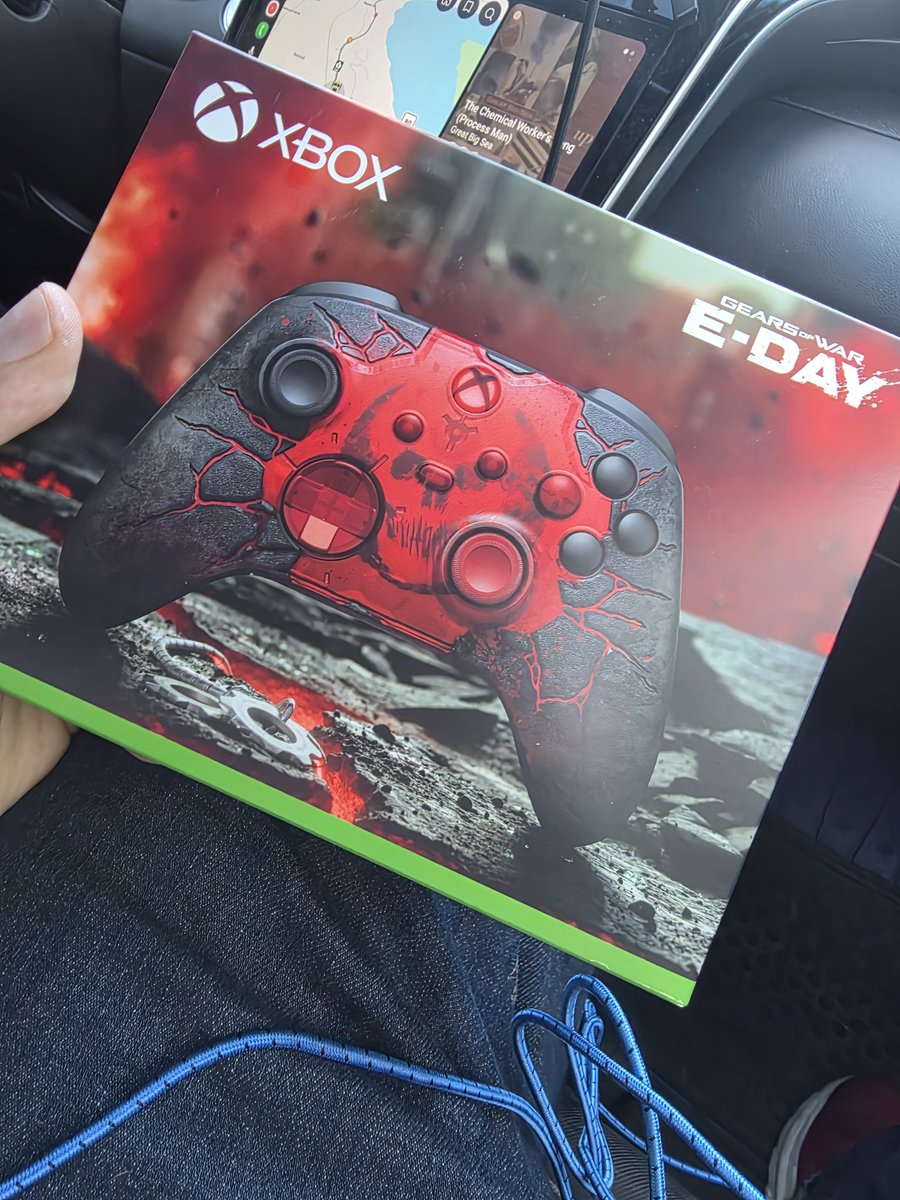 LiveSimmy's tweet photo. I do love the look of this controller, cant wait to get it home. https://t.co/wfqmeXtfIx