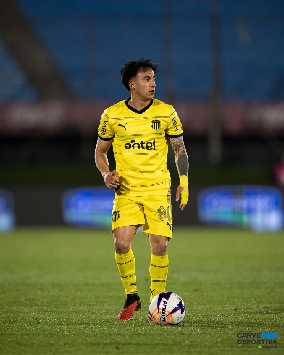 diegomiranda07's tweet photo. 1-1.

Peñarol rescató un punto otra vez con incidencia directa del "Cepillo" González. 

Le faltaron ideas. En el ST el plan fue uno sólo: cargar la banda derecha con Alegre/Cabrera y apuntar a la cabeza de Abel/Arezo. No le salió. Porque las terminaciones no fueron buenas y porque Progreso defendió bien el área hasta el minuto 92'.

El equipo resignó a Espinosa por el lado izquierdo y no priorizó hacer intervenir a Jaime.