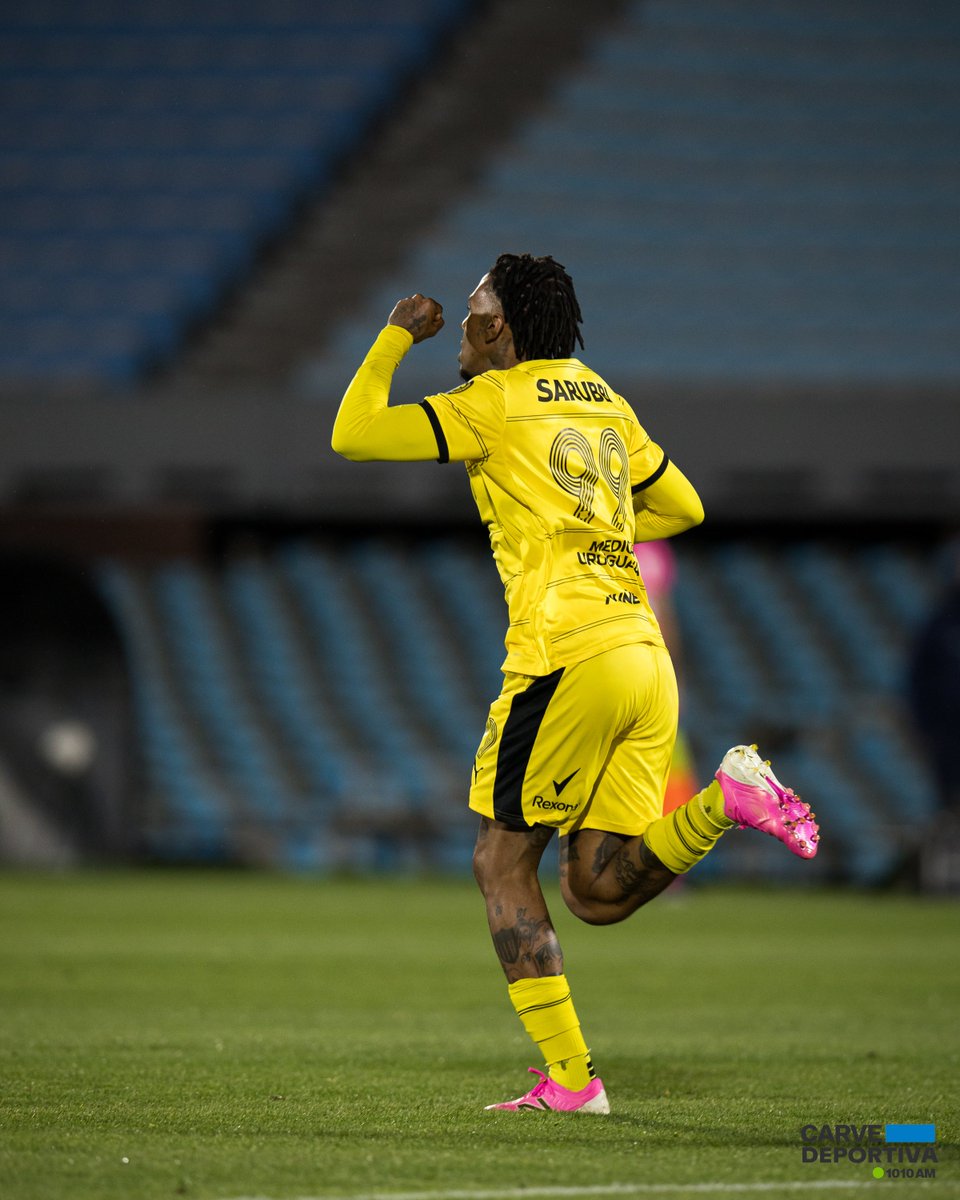 diegomiranda07's tweet photo. 1-1.

Peñarol rescató un punto otra vez con incidencia directa del "Cepillo" González. 

Le faltaron ideas. En el ST el plan fue uno sólo: cargar la banda derecha con Alegre/Cabrera y apuntar a la cabeza de Abel/Arezo. No le salió. Porque las terminaciones no fueron buenas y porque Progreso defendió bien el área hasta el minuto 92'.

El equipo resignó a Espinosa por el lado izquierdo y no priorizó hacer intervenir a Jaime.