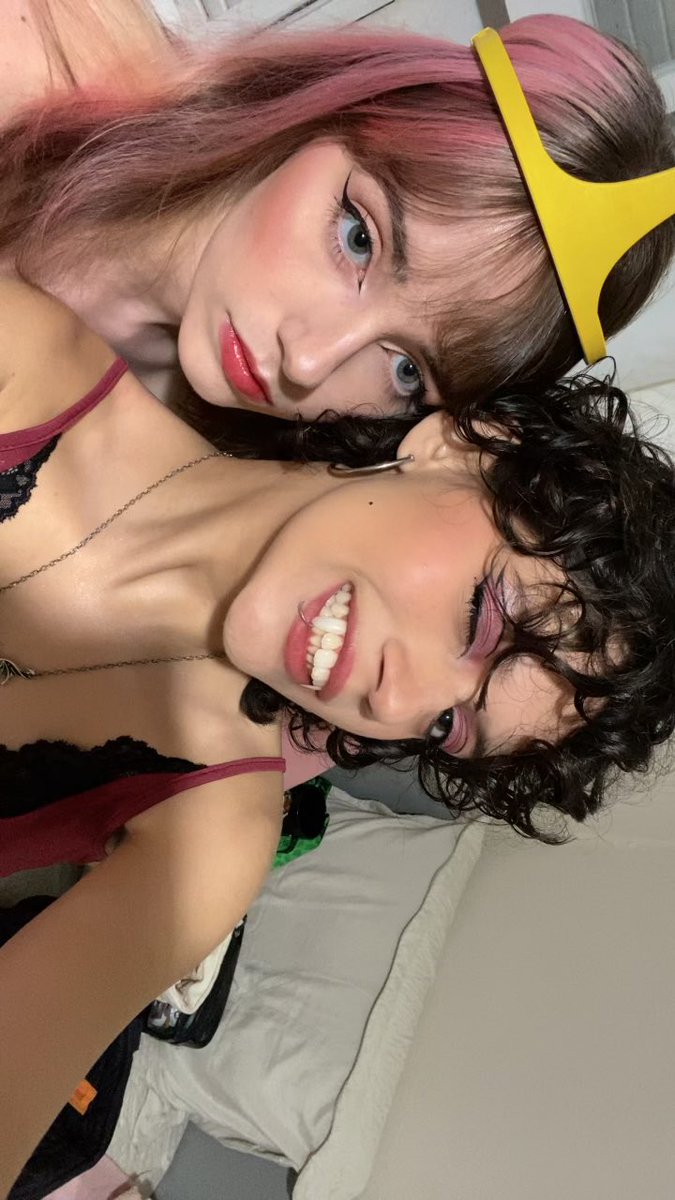 _looble's tweet photo. servindo lesbica vampira e lesbica princesa jujuba https://t.co/PDAMArE2lJ