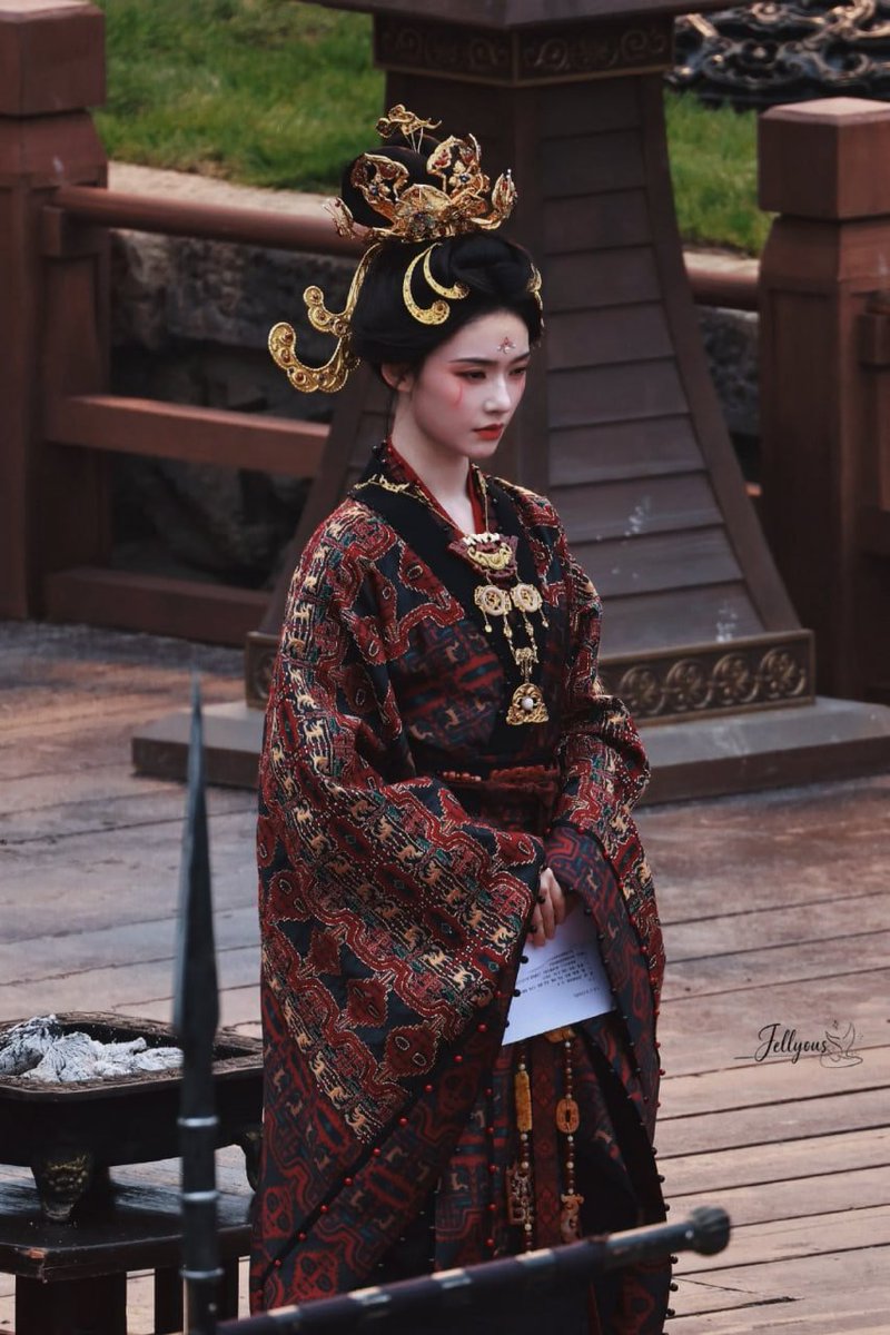 darkrivertes's tweet photo. I absolutely love the costumes in historical dramas! The intricate details, delicate embroidery, and elegant designs make Chinese women look absolutely breathtaking. https://t.co/o4RrtNFe7L