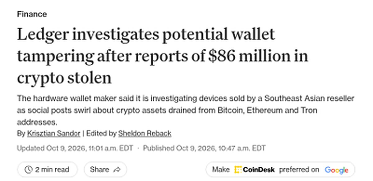 DefiSanga2's tweet photo. A Ledger tá investigando relatos de carteiras esvaziadas ligadas a dispositivos comprados num revendedor da Ásia chamado CryptoBilis.

Pesquisadores onchain falaram em mais de US$ 86 milhões drenados (ETH, BTC e USDT). A Ledger ainda não confirmou o valor nem a causa.

O que a empresa pediu: o revendedor pausou vendas e envios. Quem comprou nele nos últimos 90 dias e ainda não configurou o aparelho deve deixar parado. Quem já ativou, considera mover os fundos pra um dispositivo novo com seed nova.

O ponto: não tem confirmação de que a Ledger em si foi hackeada. A suspeita gira em torno da cadeia do revendedor (aparelho adulterado ou seed já conhecida).

Pra quem compra hardware wallet no Brasil: comprar só no site oficial ou em loja autorizada. Marketplace barato e lacre duvidoso é o tipo de atalho que vira prejuízo.

via CoinDesk