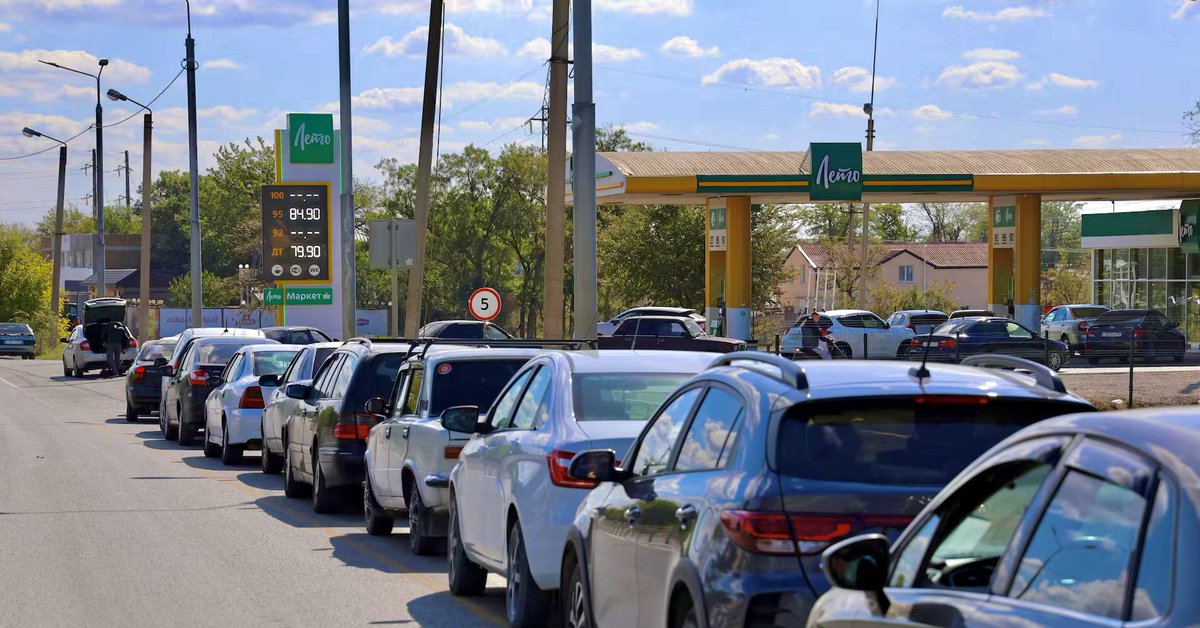 SunTzuNew's tweet photo. @RealScottRitter @sikorskiradek @margbrennan You lie. I am there now. Almost constant gas queues. This is reality you pos. https://t.co/aQvkwybv6F